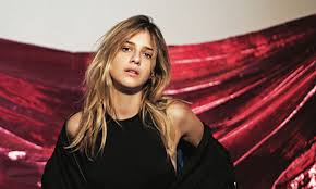 Pomalo zaigrani i uz čašicu vina odlučuju staviti svoje mobitele na stol te pročitati svaku poruku na glas. Benedetta Porcaroli Italian Talented Actress Teammovies