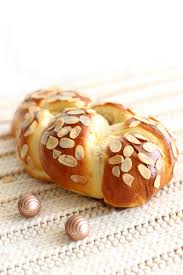 Weiter Geht S Mit Ostern Fluffiger Quarkzopf Mit Mandeln Backerina Rezept Hefezopf Rezept Fruhstuck Essen Osterbrot Rezept