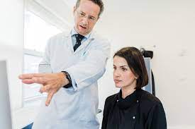 Rui me pergunta o que acho e lhe digo que sinto que ainda poderia melhorar fazemos esses ajustes. O Que E Um Medico Do Cabelo Beautyst