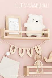 houten naamslinger verslingerd aan hout babykamer hout meisjes slaapkamer roze babykamer inrichting