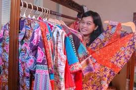Acara 7 bulanan / mitoni sesi pemakain kain/jarik. Indri Mendulang Rupiah Dari Kreasi Batik Gendong