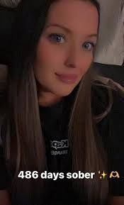 The more you choosenottodrink choose when you normally would, the stronger  you get & the more insignificant alcohol lbecomes. You eventually startt  less & less, until one untiloneday day Carly Benson you