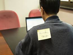 Perayaan april fool yang selalu diakhiri dengan kegembiraan dan kepuasan itu sesungguhnya berasal dari satu tragedi besar yang sangat menyedihkan dan memilukan. Sejarah Hari April Fool Mengapa Ianya Diraikan Iluminasi