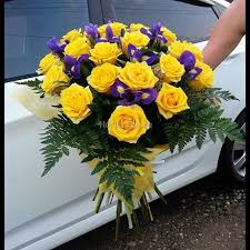 Rose Studio доставка цветов по краснодару цветочный магазин в краснодаре Dostavka Cvetov Krasnodar On Instagram Buket Iz Zhyoltyh Roz S Irisami Cvety Irisy Rozy Buk Flower Arrangements Funeral Flowers Funeral Flower Arrangements