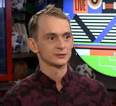 «nie mogę używać facebooka, więc piszę wiersze». Jas Kapela Prowadzi Zbiorke Na Patronite Wspierajacym Upiecze Drozdzowke Albo Zaprosi Na Weganska Kolacje