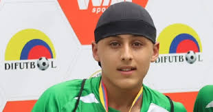 Se quedó sin pelo, pero no sin fuerza para el fútbol