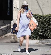 After graduating from a theatre degree program at york university in 2001. Pregnant Rachel Mcadams Shows Off Her Growing Baby Bump In A Striped Dress On La Walk Tech Readsector