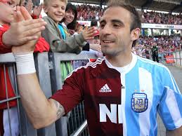 He started his career with chacarita juniors in 2000, but spent most of his professional career with nürnberg, appearing in 286 competitive games and winning the 2007 german cup Fix Pinola Bleibt Fur Zwei Weitere Jahre Bundesliga Kicker