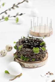 Osterkorbchen Flechten Mit Baumscheiben Baumscheiben Ostern Baumscheiben Deko
