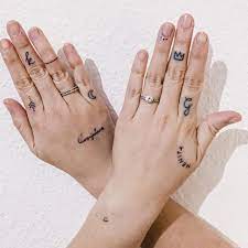 Tetovanie na prstoch je dnes v kurze: Pozri si najobľúbenejšie motívy a  inšpiruj sa - Hashtag.sk