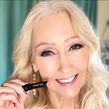 Laura Poling Future Executive Senior Sales Director updated their profile  picture.