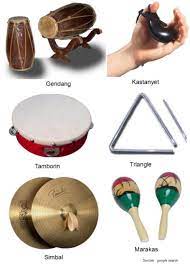 Ada banyak cara memainkan alat musik ritmis ini, seperti digesek, dipukul, digoyang, dikocok, dan ditabuh dengan tangan atau bantuan alat. 36 Cara Memainkan Alat Musik Terlengkap