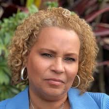 허리케인 밀턴이 치기 몇 시간 전인 플로리다주 팜 비치 가든스의 토네이도 피해가 오늘(수요일) 일찍 발생했습니다. 비디오 크레딧:  Alex O'Conner 업데이트:  https://abc11.com/live-updates/hurricane-milton-live-updates/15408281/