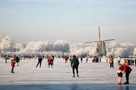 Okee het is misschien niet zo leuk om deze sport voort te zetten als we alleen nederlanders hebben die winnen misschien kunnen we deze. Winterse Sneeuwbuien Trekken Het Land Over Lokaal Kan Er 5 Centimeter Sneeuw Vallen Nederland Wintertijd Schaatsen