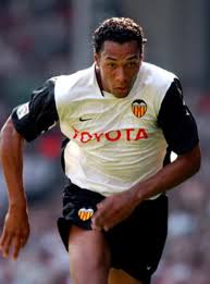 John carew is a norwegian actor and a retired professional footballer who, throughout his career, has played in west ham, aston villa, as roma, valencia fc, olympiq lyon and 91 times for the norwegian national soccer team. Nostalgia Futbolera On Twitter John Carew Valencia Cf