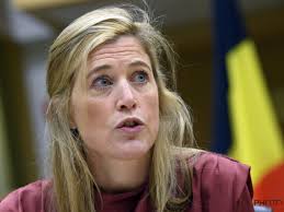 En haar vriend is niet thuis om haar te helpen. Annelies Verlinden Verduidelijkt Wat Niet Mag Bij Winkelen Dat Is Niet De Bedoeling Redactie24