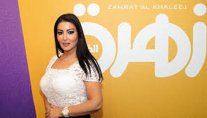 انتشر عبر مواقع التواصل الاجتماعي صورا لكاميليا الدفراوي ابنة الممثلة علا غانم وهي تضع اللمسات الأخيرة على شعرها قبل بدء حفل زفافها. Ø²Ù‡Ø±Ø© Ø§Ù„Ø®Ù„ÙŠØ¬ Ø³Ù…ÙŠØ© Ø§Ù„Ø®Ø´Ø§Ø¨ Ù‚Ù„Ø¨ÙŠ ÙÙŠ Ù‡Ø¯Ù†Ø©
