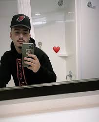 Lead vocalist and requinto guitarist pedro tovar (also the band's songwriter), guitarist/harmony vocalist gabriel hidalgo, and acoustic bassist/bajoloche player bryan tovar, who also sings harmony. 30 Ideas De Pedro Pericos Novios Corridos