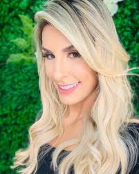 Karoline Siqueira Especialista em Loiros e Mega Hair