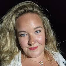 I am a big bride, and I look awful in white.... (I have my dress sorted-  its being made smaller as i type! 🥳) but what are other larger ladies  wearing for