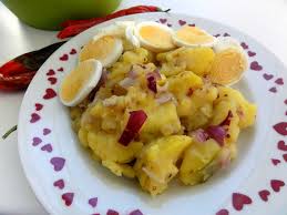 Oloupeme je a pokrájíme na plátky. Jak Pripravit Tradicni Vidensky Bramborovy Salat Recept Jaktak Cz