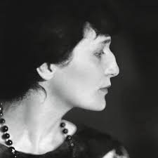 ТОСКУЮ, КАК ТОСКУЮТ ЗВЕРИ… СОФИЯ ПАРНОК (1885-1933) Тоскую, как тоскуют  звери, Тоскует каждый позвонок, И сердце — как звонок у двери, И кто-то  дернул за звонок. Дрожи, пустая дребезжалка, Звони тревогу, дребезжи…