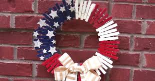 Learn how to create this adorable home decor wreath using a splatter screen. Dollar Store Diy Patriotic Clothespin Wreath