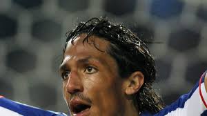 Alves happy to stay put