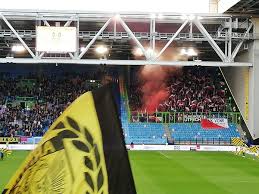 'stay safe and stay fit. Supporters Fc Utrecht Gooien Met Vuurwerk Tijdens Wedstrijd Tegen Vitesse Play Offs Gelderlander Nl
