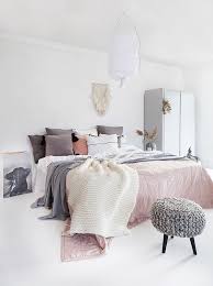 5 idee decor per letti senza testiera testiera letto contenitore idee letto camera da letto interior design. Letti Senza Testiera Interior Break Decorazione Di Appartamenti Interni Camera Da Letto Decorazione Camera Da Letto
