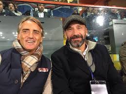 L'abbraccio tra gianluca vialli e roberto mancini al termine della partita che ha visto l'italia battere così quando l'arbitro ha fischiato la fine, vialli ha lasciato la panchina ed è andato da mancini per un. The Twins From Genoa Mancini And Vialli Goalden Times