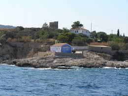Με κρυστάλλινα καταγάλανα νερά και ένα beach bar. H Agia Marina Stis Spetses Mapio Net