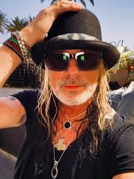 Barry Goudreau, probably the first version of Randy Rhoads, if you listen  to him play he captured the same flavor! Check him out he was the “other  guitar player” ❤️❤️