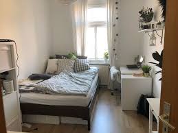 Schone Einrichtungsidee Fur Ein Kleines Wg Zimmer Schreibtisch In Der Nahe Des Fensters Gegenuber Vom B Wg Zimmer Einrichten Ideen Zimmer Einrichten Wg Zimmer