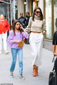 Devinez qui choisit les tenues de la très sexy. Katie Holmes Rocks Crop Top With Suri Cruise After Split From Jamie Katie Holmes Style Fashion Katie Holmes