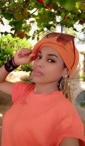 Why this human is so small?".