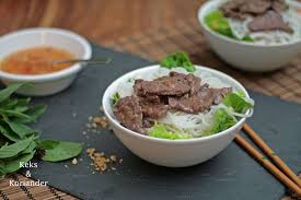 Vietnamesischer Reisnudelsalat Bun Bo Nam Bo Keks Koriander