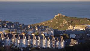 St ives is a seaside town, civil parish and port in cornwall, england, united kingdom.the town lies north of penzance and west of camborne on the coast of the celtic sea.in former times it was commercially dependent on fishing. Natur Pur Cornwall Was Is Hier Eigentlich Los