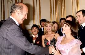 De 1974 à 1981, valéry giscard d'estaing a séjourné à l'elysée. Hommage A Valery Giscard D Estaing Mireille Mathieu Official Website