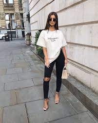 80 How To Wear Stylish Oversized T Shirt Look You Need To Copy Asap In 2020 Jeans Outfit Women Fashion Show Dresses Tshirt Outfits