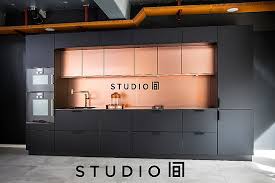 Küchen gibt es in den unterschiedlichsten formen. Sonstige Musterkuche Einzigartige Kuchenzeile In Schwarz Kupfer Mit Anti Fingerprint Fronten 10mm Corian Arbeitsplatte Mit Einem Unterbaubecken Gaggenau Flacheninduktionskochfeld Mit Muldenluftung Backofen Dampfgarer Spulmaschine Mit