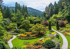 Beim gestalten kann der gärtner mit großen hügeln und senken spielen. Garteninspirationen Grosser Garten Mit Pfade Aus Naturstein Pflegeleihte Gartenpflanzen Garten Gestalten Gartengestaltung Gartengestaltung Bilder
