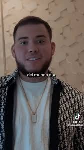 El influencer Chris Agront convicto por evasión contributiva presume  perfume de $4000 dólares