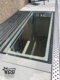 Begehbares Und Transparentes Glasbodenelement Mit Lichtschachtabdeckung Kombiniert Wodurch Eine Dekorationsfla Lichtschachtabdeckung Lichtschacht Kellerfenster