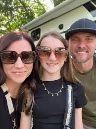 Can anyone take the camper out of the background, please? Se 善 E