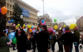 Relaţii suplimentare se pot obţine la direcţia de asistenţă socială, având sediul în târgovişte, bd. Foto Copiii Autisti Au Oferit ImbrÄƒÅ£isÄƒri TrecÄƒtorilor Si Au Eliberat Baloane Cu Heliu In Centrul Targovistei