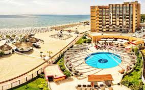 Vremea.net iti prezinta prognoza meteo pe ore pentru temperatura, precipitatii, vant, umiditate, presiune atmosferica, index uv, soare, nori, nebulozitate. Mangalia ConstanÈ›a Vremea Predeal Pe 7 Zile