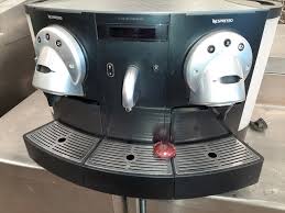 Citiz&milk, con su sistema aeroccino3 incorporado optimizado en el espacio, le permite crear una increíble espuma de leche para todo tipo de deliciosas recetas de café. Mil Anuncios Com Cafeteras Nespresso Bar Segunda Mano Y Anuncios Clasificados