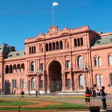 Argentina de Milei tem alta no PIB e queda na inflação, mas empresas fecham e informalidade cresce