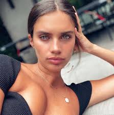 Se trata de valentina sampaio, la brasileña que ha revolucionado el mundo de la moda, ha roto con es importante mencionar que la modelo no lo ha tenido fácil para conseguir hacerse un hueco en el. Video Viral La Top Model Sara Sampaio Revoluciona La Red Asi Cambia Un Cuerpo